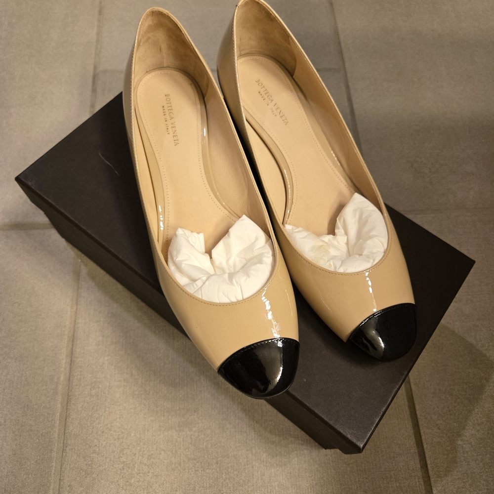 Bottega Veneta Beige and Black Flats